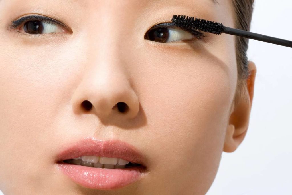 How to apply mascara